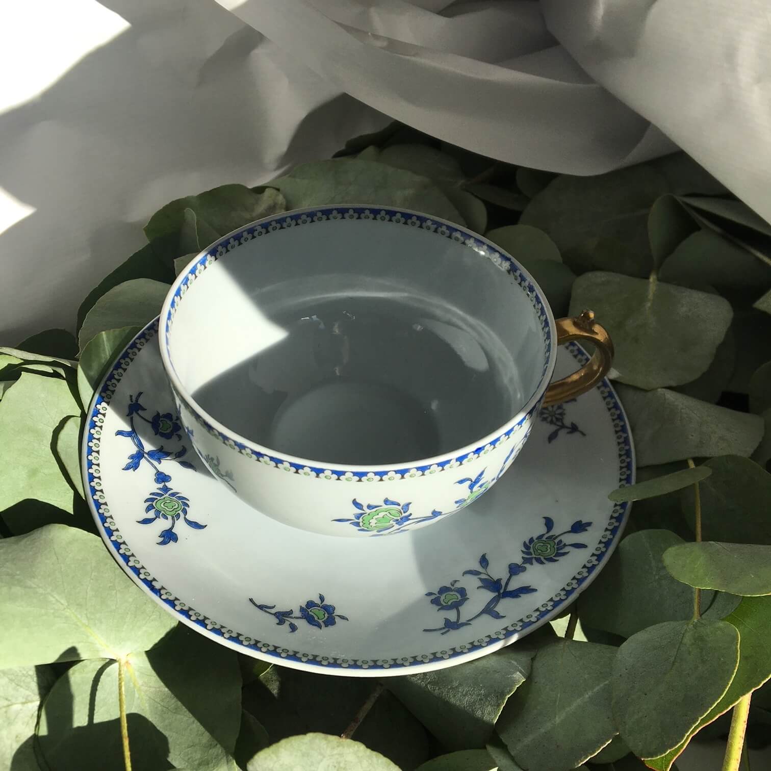 Bouquet de tasses à thé bleues et dorées