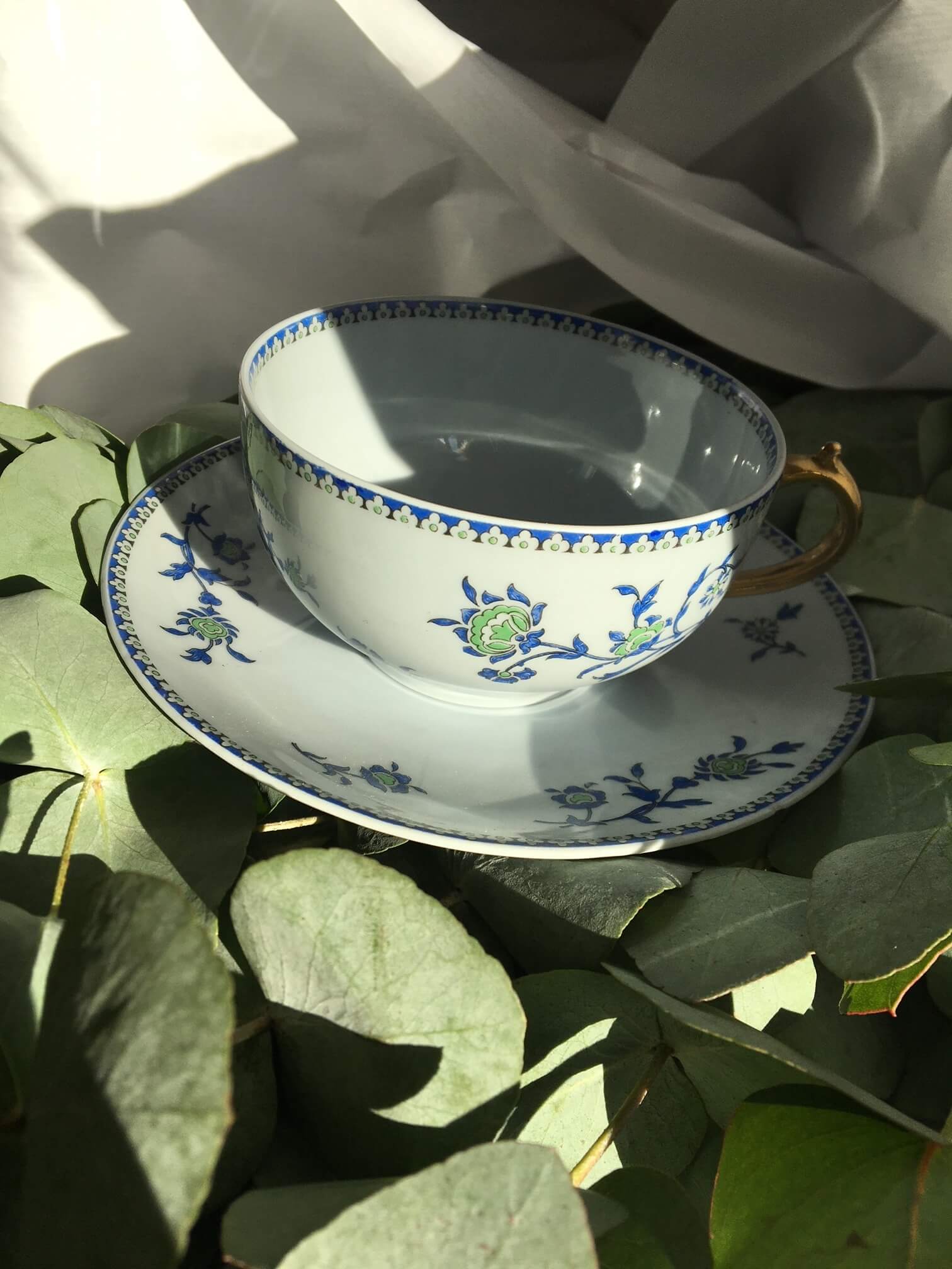 Bouquet de Tasses à thé bleues et dorées à l'eucalyptus