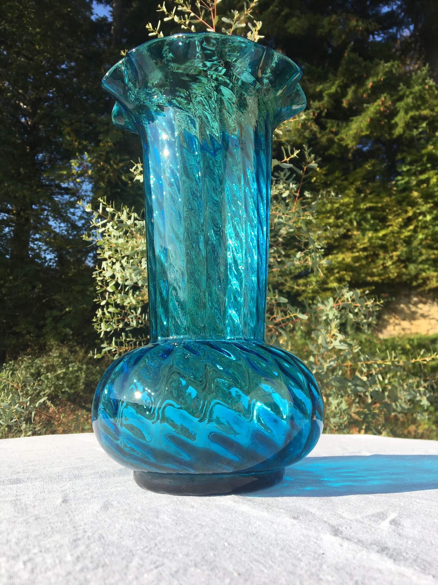 Vase corolle verre bleu ancien strié élégance