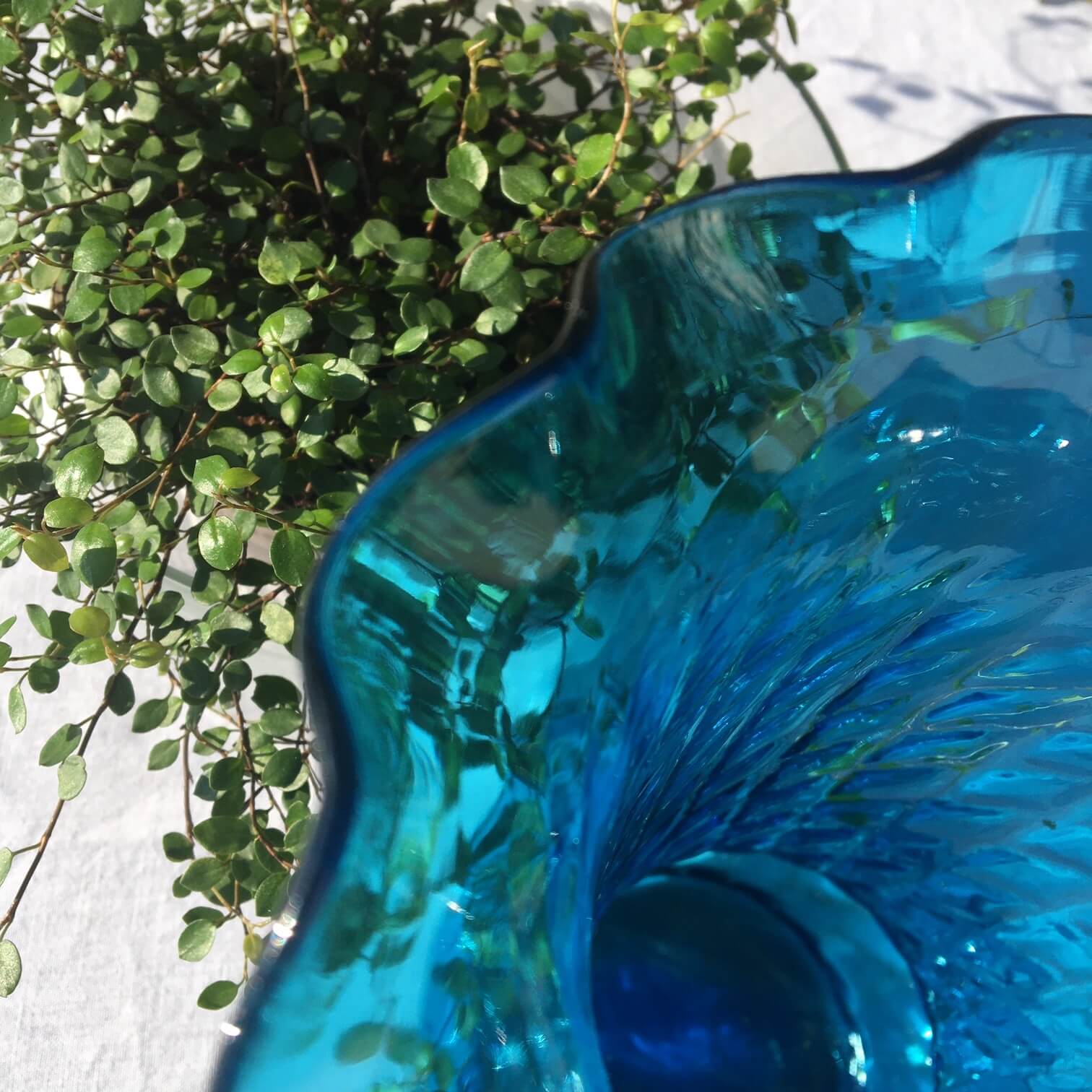 Vase corolle verre bleu ancien strié
