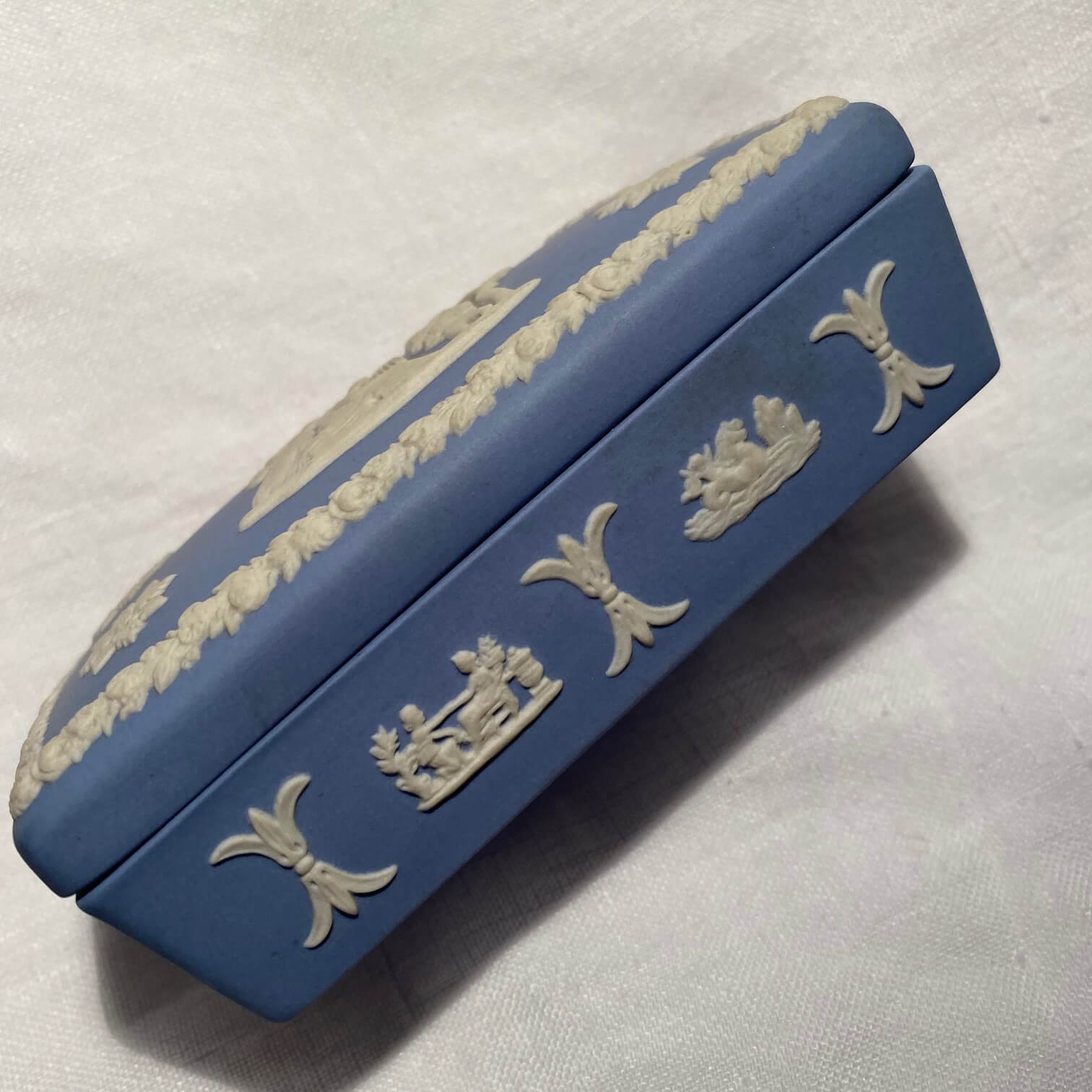 Boite bleue porcelaine biscuit Wedgwood